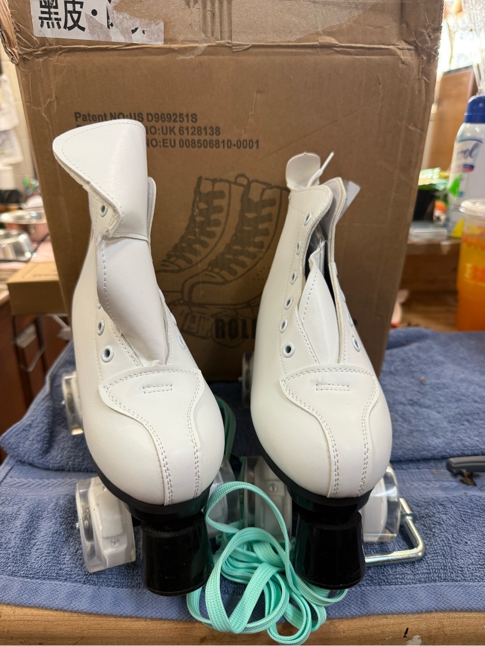 Source Unknown White Women's Moccasin-Style Roller Skates with Mint Laces